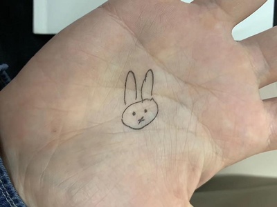 我的纹身故事的图片-开会的时候，偷偷在我对象手里画了个小兔子（我属兔）于是被她纹在手臂上了。不得不说纹身师很尊重事实，眼镜一大一小，耳朵线也没连上。