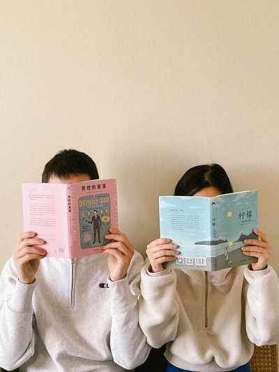 镜头下的恋人们的图片-为UO拍摄的情人节照片系列。摄影师是一个毛里求斯女孩儿，在上海有自己的首饰店。<br>外国摄影师和中国摄影师拍出的照片往往很不一样，大家看得出来吗？