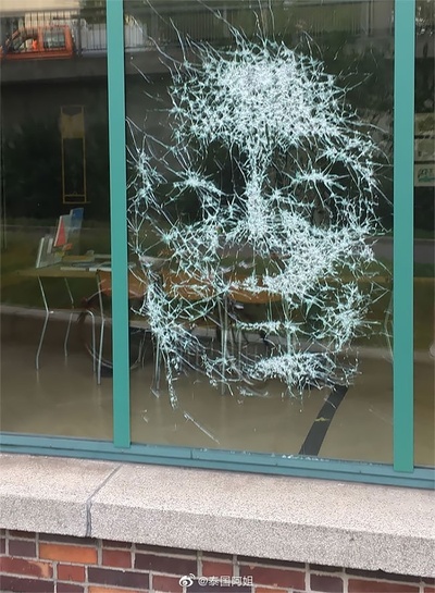 打动过你的现代艺术作品的图片-一块玻璃一个锤子，造就裂痕之美！