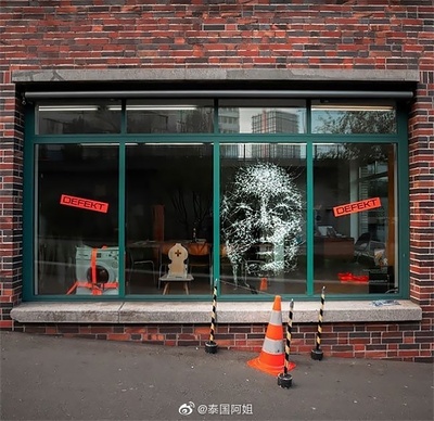 打动过你的现代艺术作品的图片-一块玻璃一个锤子，造就裂痕之美！