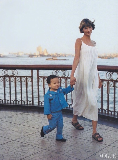 你最中意的一种穿衣搭配的图片-美版《V O G U E》1993<br><br>超模琳达· 埃万杰利斯塔游历我国之见闻。<br>尽管看到过很多次这套照片，但每次还是被她的极简打扮和风土人情之美所打动。