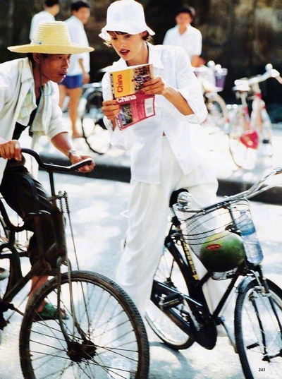 你最中意的一种穿衣搭配的图片-美版《V O G U E》1993<br><br>超模琳达· 埃万杰利斯塔游历我国之见闻。<br>尽管看到过很多次这套照片，但每次还是被她的极简打扮和风土人情之美所打动。