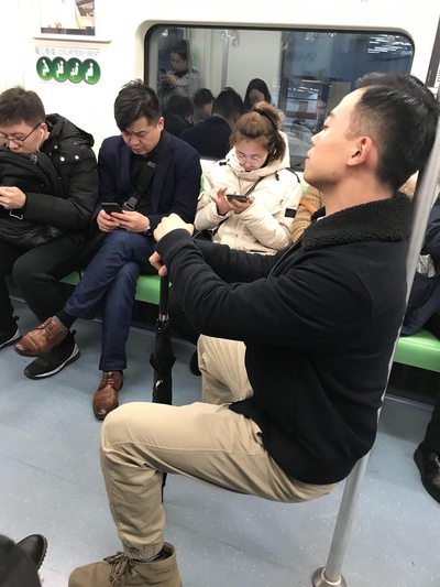 地铁里的自我审视的图片-前几天我们做了一场社会实验<br>实验证明了地铁人格的存在<br>即人在乘坐地铁时其社会性会神奇消失