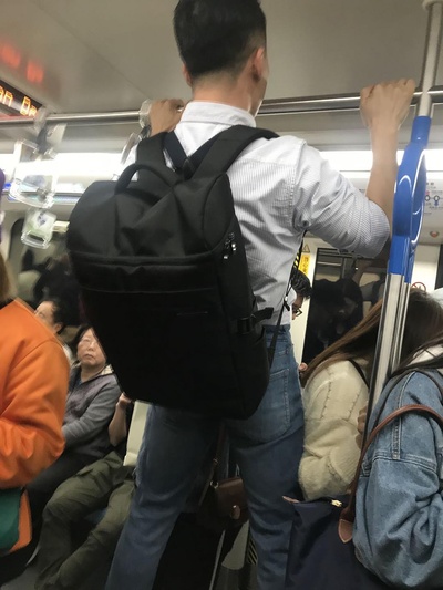 地铁里的自我审视的图片-前几天我们做了一场社会实验<br>实验证明了地铁人格的存在<br>即人在乘坐地铁时其社会性会神奇消失