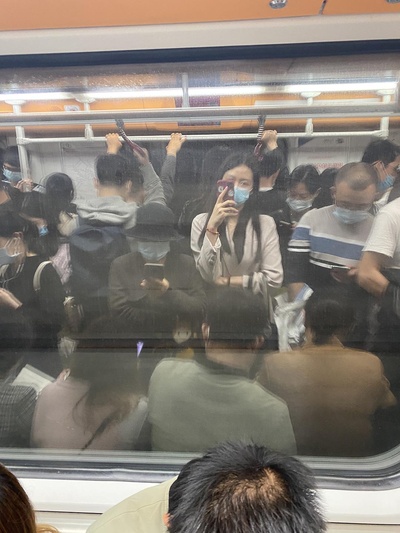 地铁里的自我审视的图片-元宵节快乐<br>自由的