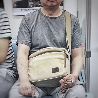 地铁里的自我审视的图片-上车前的我 / 车上坐我对面的另一个我
