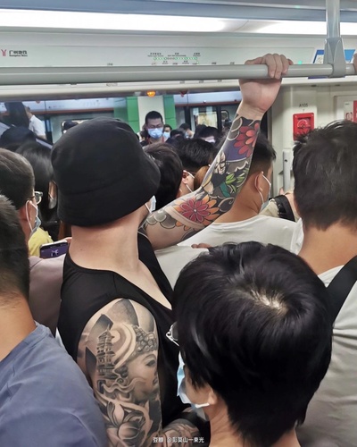 地铁里的自我审视的图片-霸气外露，禅意内藏。