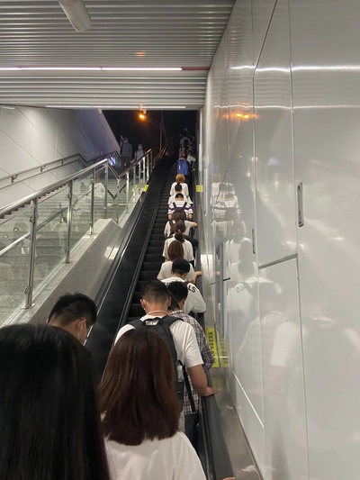地铁里的自我审视的图片-去年夏天下班下班九点半左右，基本都是年轻人，让原本疲惫的我突然心情很轻松