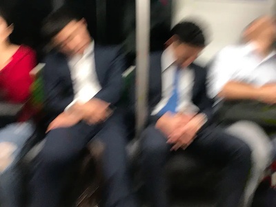地铁里的自我审视的图片-地铁下班晚高峰累得睡昏过去的一排日本社畜<br><br>手机摔了之后虚焦拍下的一张意料之外的照片