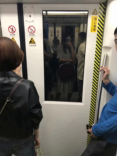 地铁里的自我审视的图片-那是一个10月初冷风突然来袭的9号线地铁，一个没看天气预报的女孩（俺）出现了：
