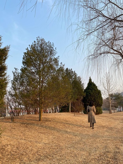 你对象镜头里的你的图片-周末在家属单位附近的公园