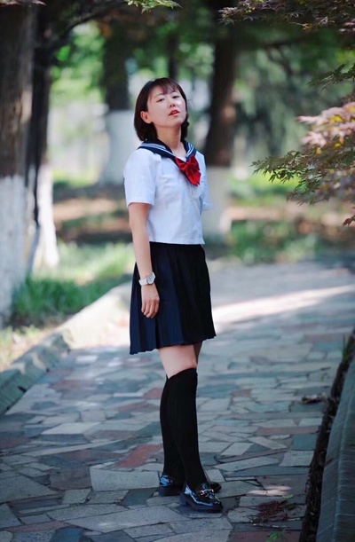 日常JK制服穿搭的图片-两年前拍的<br>嗯两年前四十岁<br>一个还没结过婚的老阿姨<br>最近又买了一套长袖还没拍