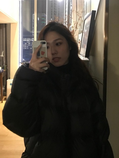 我的冬日穿搭的图片-黑羽绒服<br>黑、白大衣<br>黑棉袄<br>昵子西装