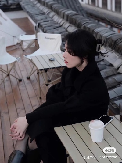 我的冬日穿搭的图片-黑羽绒服<br>黑、白大衣<br>黑棉袄<br>昵子西装