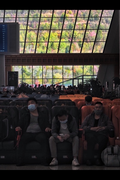 城市让你慢下来的角落的图片-窗外就是春天 / 昆明南站