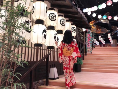 30岁未婚女性的生活的图片-33岁了，坐标合肥。<br>如果说一辈子还算顺利的话，也确实，上学不怎么努力，考上211，毕业后进入央企工作，虽然有时候忙了点，但待遇还不错，去年在合肥买了房，别人烦恼的工作房子我都不用再考虑了。<br>可唯独感情这条路，太难了，2015年，27岁，谈第一次恋爱，本以为找到真爱，没想到被骗被耍，谈了一年，有大半年都在吵架，用好几年才走出来。2020年底，朋友介绍一个大两岁的对象，综合条件还可以，经过好几次相亲的我，觉得找到一个同龄的都好难，抱以很大的希望，结果发现是个终极宅直男，特别自我，吃什么玩什么说什么都是他定，很难沟通和迁就别人，自己独惯了，相处起来太痛苦，谈三个月忍痛分手。<br>很多次早上惊醒，想到同学朋友都结婚成家生子，为何我会剩下。面对父母领导同事朋友的压力和关心，感觉透不过气。<br>过去有几个特别好的哥们曾经喜欢过我，还有一些相亲对象表示好感的，但一直坚持感觉不太对通通拒绝，不留余地，环顾四周，连个备胎都没有了。现在面临的相亲对象都有40+的了，有个93年的小弟弟追我，可是感觉还是各种不合适，这种找不到答案的日子，可真难熬。<br>还好闺蜜们都一直陪着我，在分手的日子，在孤独的日子……平时逛逛街看看电影，做做手工刷刷手机电视，偶尔做个饭旅个行，大概生活就这么一直下去了吧。