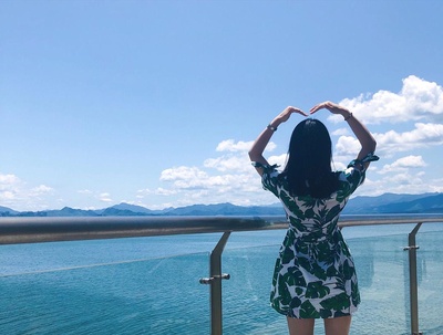30岁未婚女性的生活的图片-33岁了，坐标合肥。<br>如果说一辈子还算顺利的话，也确实，上学不怎么努力，考上211，毕业后进入央企工作，虽然有时候忙了点，但待遇还不错，去年在合肥买了房，别人烦恼的工作房子我都不用再考虑了。<br>可唯独感情这条路，太难了，2015年，27岁，谈第一次恋爱，本以为找到真爱，没想到被骗被耍，谈了一年，有大半年都在吵架，用好几年才走出来。2020年底，朋友介绍一个大两岁的对象，综合条件还可以，经过好几次相亲的我，觉得找到一个同龄的都好难，抱以很大的希望，结果发现是个终极宅直男，特别自我，吃什么玩什么说什么都是他定，很难沟通和迁就别人，自己独惯了，相处起来太痛苦，谈三个月忍痛分手。<br>很多次早上惊醒，想到同学朋友都结婚成家生子，为何我会剩下。面对父母领导同事朋友的压力和关心，感觉透不过气。<br>过去有几个特别好的哥们曾经喜欢过我，还有一些相亲对象表示好感的，但一直坚持感觉不太对通通拒绝，不留余地，环顾四周，连个备胎都没有了。现在面临的相亲对象都有40+的了，有个93年的小弟弟追我，可是感觉还是各种不合适，这种找不到答案的日子，可真难熬。<br>还好闺蜜们都一直陪着我，在分手的日子，在孤独的日子……平时逛逛街看看电影，做做手工刷刷手机电视，偶尔做个饭旅个行，大概生活就这么一直下去了吧。