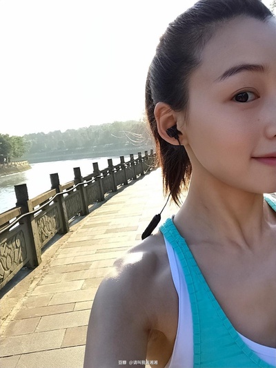 30岁未婚女性的生活的图片-又是早醒的一天，其实很早就醒了，为什么早醒？睡不着，为什么睡不着？估计是这个社会让人太焦虑，具体焦虑什么，我也不知道，这样的状态持续半年了。<br><br>今年34了，已经是一个老大不小的年纪了，回首过往，干过很多蠢事，后悔吗？不后悔，因为那都是你自己的选择，自己选的路跪着也要把它走完。当然更多的是美好的回忆。<br><br>现在的生活不好也不坏，没有惊喜，没有意外，与大多数人般普普通通、平平淡淡，上班、下班、吃饭、睡觉，社交呢？社交现在几乎为零，除了现有的一些老铁们，很难也不想再花心思去认识什么新的人，觉得累，可能28➕以后就很难再让一个陌生人能真正的走入你的内心，融入你的生活，可能我也有那么一点点社交恐惧症，做不到八面玲珑，只想遵从自己的内心。<br><br>从以前的最讨厌一个独处到现在的一个人吃饭、一个人逛街、一个人看电影、一个人旅行、一个人生病、一个人看着一个好笑的段子大笑不止、也一个人被某篇文章某段文章感动得哭得稀里哗啦，当然偶尔也会三五好友闺蜜小聚一下，只要本尊在家，家里的天猫精灵小度那就别想休息，我必须要让家里有声音的存在，可以是音乐、可以是有声书、可以是任何形式的东西，只要不是那可怕的寂静就好，可能那样就可以让人暂时忘却自己是一个人，每次去逛超市总喜欢买很多速食速冻食品放冰箱，首先是方便，一个人真的不想再去大肆操刀弄一顿丰盛的饭菜，懒惰了，其次满足冰箱被填满的感觉，冰箱有东西才感觉生活的真实性。<br><br>你说我享受现在的生活吗？与其说是享受不如说是被迫接受，从害怕孤独到淡然的去接受这份孤独，一切都是那么的顺其自然，一气呵成的感觉。<br><br>但这样的生活久了，你也会觉得似乎有些乏味，想着要做些改变，那你也会偶尔去蹦个迪，去泡个吧，但发现自己其实已早已融入不了那样的生活，倒还不如跑跑步看看书运动运动来得舒服。<br><br>后面的生活会怎样，我也不知道，但我想总会越来越好，再差也不能比现在差了吧。<br><br>好好生活，努力工作！<br><br>写着写着突然发现今早有点綏，可能被上一篇文章影响了，其实我内心还是保持着对生活极度热情的，我不是悲观主义者，可能反而活得有点没心没肺，有点少女情怀哈哈