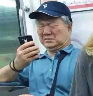 猫咪cosplay大赏的图片-地铁老爷爷看手机.jpg
