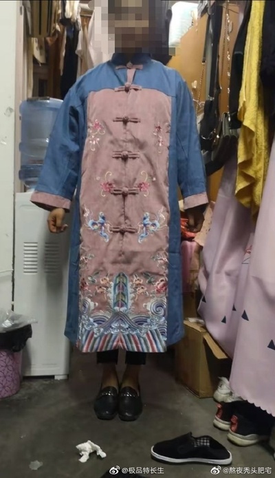 时尚界有哪些你接受无能的设计的图片-不太会玩豆瓣，新补上一张大家觉得还行的图一的买家秀吧。我感觉不能说是复古了，穿上可以直接去锅炉房上班了