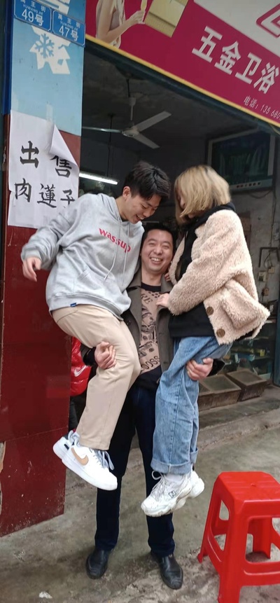 寻找老照片里的地点的图片-小时候哥哥当兵回来拍的，转眼就是十五年。