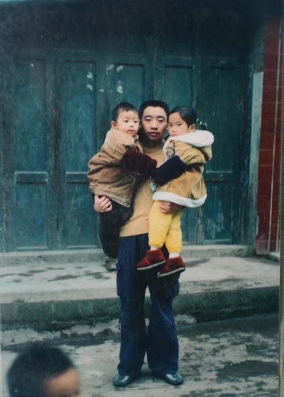 寻找老照片里的地点的图片-小时候哥哥当兵回来拍的，转眼就是十五年。