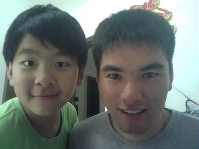寻找老照片里的地点的图片-2011年暑假，因为做家教住在一个小朋友家里，相处很愉快。2019年，小朋友从小升初到了大学阶段，一起出来吃了个饭。把照片发到微信朋友圈，平时默默无闻的朋友圈突然炸了，OMG这个看脸的时代，都想嫁给他。