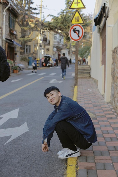 男生穿搭指南的图片-“我在等你下班”