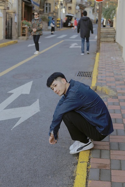 男生穿搭指南的图片-“我在等你下班”