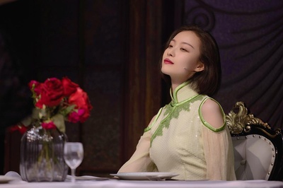 文艺作品中让你印象深刻的中式妆容的图片-在某小组被倪妮的一张话剧照蛊到，于是手动找了这组绿旗袍