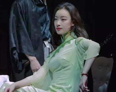 文艺作品中让你印象深刻的中式妆容的图片-在某小组被倪妮的一张话剧照蛊到，于是手动找了这组绿旗袍