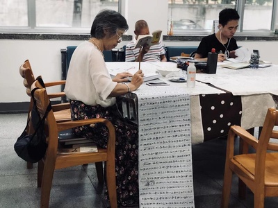 现实中让你感受最为深刻的阅读场景的图片-学校图书馆的一位奶奶，满腹经纶又富有艺术气息由内散发而来