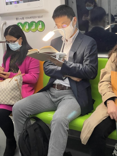 现实中让你感受最为深刻的阅读场景的图片-从一个男性的角度去看，大叔很帅，陈道明的感觉