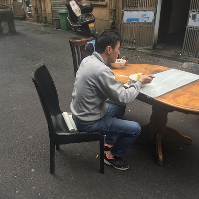 现实中让你感受最为深刻的阅读场景的图片-一个大哥在等早餐的时候看王安石的传记，粉端上来了就一把把书垫了。
