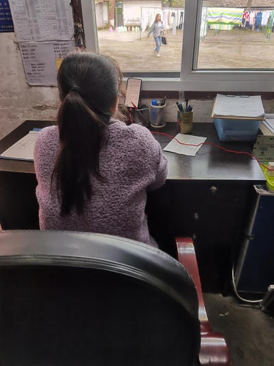 现实中让你感受最为深刻的阅读场景的图片-发现寝室阿姨在看小说，津津有味，好奇阿姨看的是什么，于是。。。。