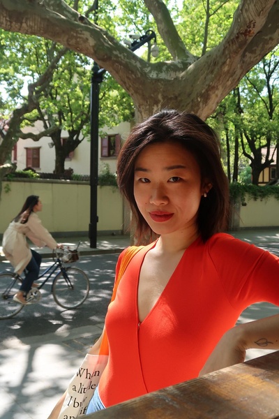 服装搭配指南的图片-前两天跟朋友在哈尔滨聊天，她整个人的长相与风格都超有记忆点，然而这种看上去浑然天成的辨识度，也是她多年探索的结果。<br><br>她说：如果你想要有「辨识度」，就不要修脸上你觉得不好看的地方。保留一些「丑」的点，大家才会记住你。<br><br>这一点我在近些年也有体会。从十几年前高中时涂眼影眼线加睫毛膏到如今化妆几乎不化眼睛，慢慢意识到单眼皮小眼睛其实是一个特点，法令纹也是个特点，这些我修图的时候都不会去碰。<br><br>现在修图最重要的是修姿态，驼背脖子前倾我会修，含胸撅屁股我也要修，但是五官越原始越好。<br><br>人越长大，越会意识到，「美」不如「特别」。前两天看中国企业家杂志整理的一份雪梨的讲话，她说：「流量的本质其实是对于用户时长的占领。大家的时间越来越碎片化，你怎么占领用户碎片的时间？」<br><br>「美」其实占观众的时间和注意力都不多，「特别」才让人想看第二眼。 <br><br>而其实大部分人本身的长相都是有特别之处的，只是习惯于把那些闪光点都修掉掩盖掉了。