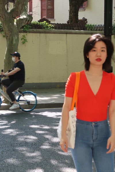 服装搭配指南的图片-前两天跟朋友在哈尔滨聊天，她整个人的长相与风格都超有记忆点，然而这种看上去浑然天成的辨识度，也是她多年探索的结果。<br><br>她说：如果你想要有「辨识度」，就不要修脸上你觉得不好看的地方。保留一些「丑」的点，大家才会记住你。<br><br>这一点我在近些年也有体会。从十几年前高中时涂眼影眼线加睫毛膏到如今化妆几乎不化眼睛，慢慢意识到单眼皮小眼睛其实是一个特点，法令纹也是个特点，这些我修图的时候都不会去碰。<br><br>现在修图最重要的是修姿态，驼背脖子前倾我会修，含胸撅屁股我也要修，但是五官越原始越好。<br><br>人越长大，越会意识到，「美」不如「特别」。前两天看中国企业家杂志整理的一份雪梨的讲话，她说：「流量的本质其实是对于用户时长的占领。大家的时间越来越碎片化，你怎么占领用户碎片的时间？」<br><br>「美」其实占观众的时间和注意力都不多，「特别」才让人想看第二眼。 <br><br>而其实大部分人本身的长相都是有特别之处的，只是习惯于把那些闪光点都修掉掩盖掉了。