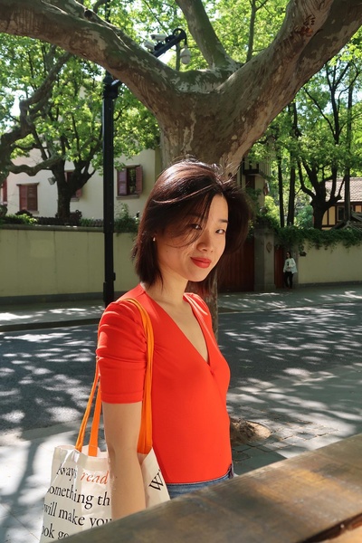 服装搭配指南的图片-前两天跟朋友在哈尔滨聊天，她整个人的长相与风格都超有记忆点，然而这种看上去浑然天成的辨识度，也是她多年探索的结果。<br><br>她说：如果你想要有「辨识度」，就不要修脸上你觉得不好看的地方。保留一些「丑」的点，大家才会记住你。<br><br>这一点我在近些年也有体会。从十几年前高中时涂眼影眼线加睫毛膏到如今化妆几乎不化眼睛，慢慢意识到单眼皮小眼睛其实是一个特点，法令纹也是个特点，这些我修图的时候都不会去碰。<br><br>现在修图最重要的是修姿态，驼背脖子前倾我会修，含胸撅屁股我也要修，但是五官越原始越好。<br><br>人越长大，越会意识到，「美」不如「特别」。前两天看中国企业家杂志整理的一份雪梨的讲话，她说：「流量的本质其实是对于用户时长的占领。大家的时间越来越碎片化，你怎么占领用户碎片的时间？」<br><br>「美」其实占观众的时间和注意力都不多，「特别」才让人想看第二眼。 <br><br>而其实大部分人本身的长相都是有特别之处的，只是习惯于把那些闪光点都修掉掩盖掉了。