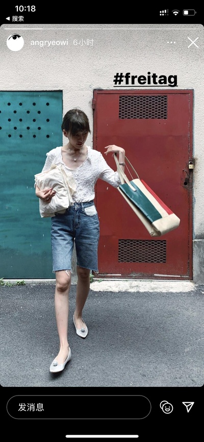 服装搭配指南的图片-被我发现：丢丢又穿了一身OTHER STORE，手上还拿了两件刚收到的新品（上衣去年的，裤子刚刚上新，她160cm穿还真好看