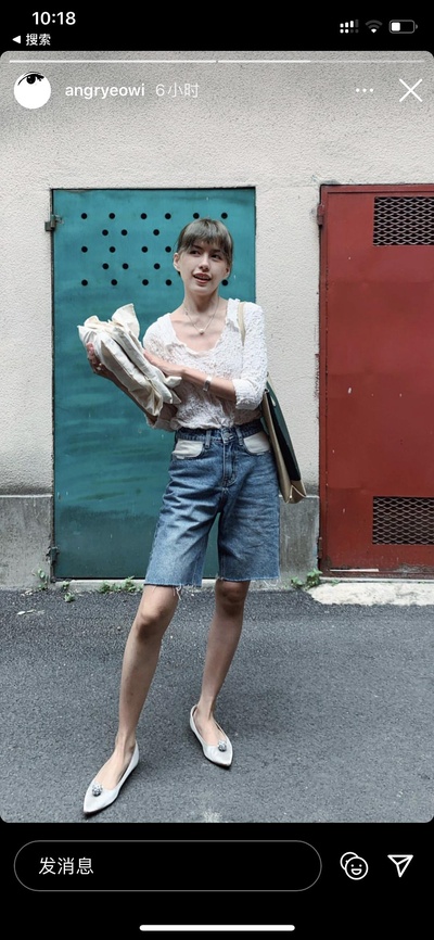 服装搭配指南的图片-被我发现：丢丢又穿了一身OTHER STORE，手上还拿了两件刚收到的新品（上衣去年的，裤子刚刚上新，她160cm穿还真好看