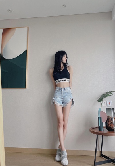 我的夏日穿搭的图片-今夏第一条牛仔短裤