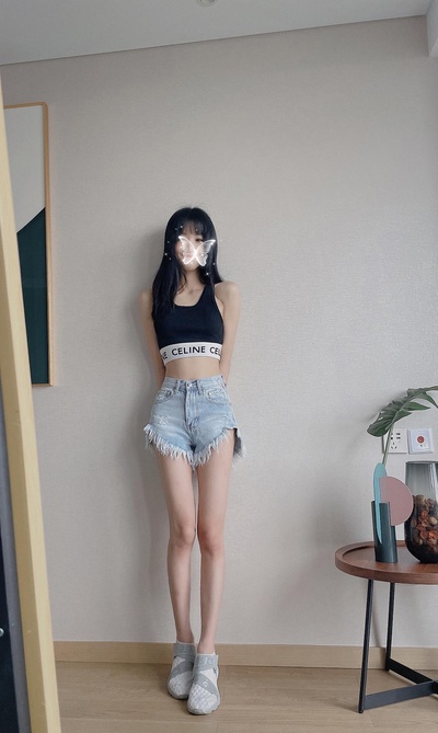 我的夏日穿搭的图片-今夏第一条牛仔短裤