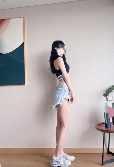我的夏日穿搭的图片-今夏第一条牛仔短裤