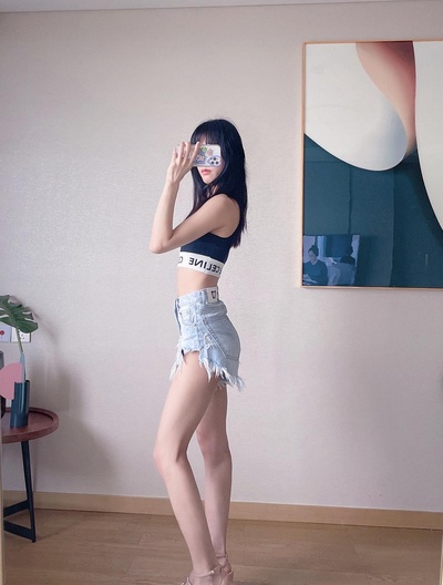 我的夏日穿搭的图片-今夏第一条牛仔短裤
