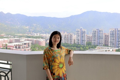 夏天的季节性快乐时刻的图片-回到了老家，熟悉的老爹书房、四季常青的大罗山、陪伴二十余年的旧钢琴。<br>The thrill of coming home after adventures has never changed.
