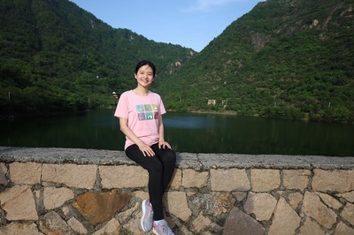 夏天的季节性快乐时刻的图片-回到了老家，熟悉的老爹书房、四季常青的大罗山、陪伴二十余年的旧钢琴。<br>The thrill of coming home after adventures has never changed.