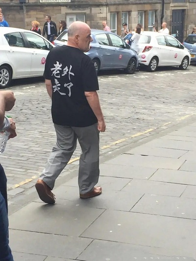衣服上有趣的slogan 的图片-豆瓣哈哈哈哈组刷到的。
