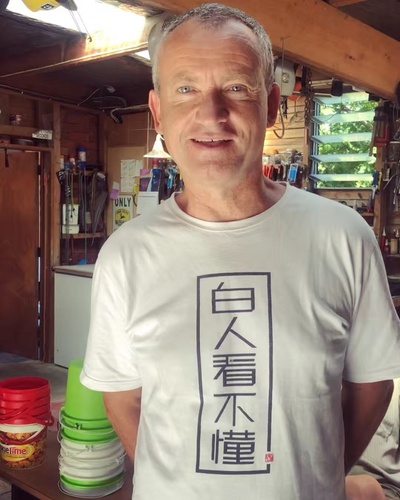 衣服上有趣的slogan 的图片-是一个中文说的特别6的老外哈哈哈