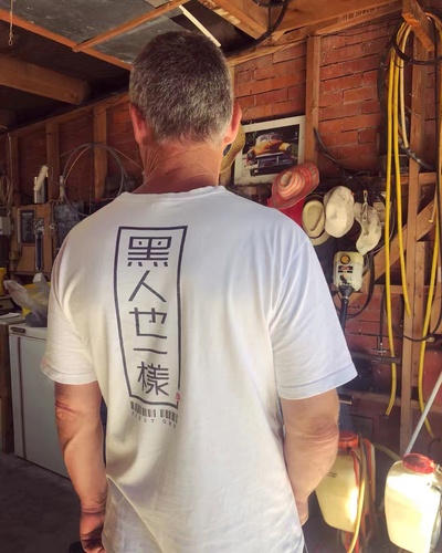 衣服上有趣的slogan 的图片-是一个中文说的特别6的老外哈哈哈