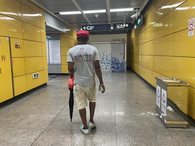 衣服上有趣的slogan 的图片-广州地铁一幕，感觉心里怪难受的，如果我身处异国他乡，该是什么样的境遇呢